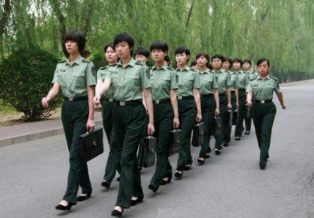 解放军和武警部队文职人员统一配发制式服装