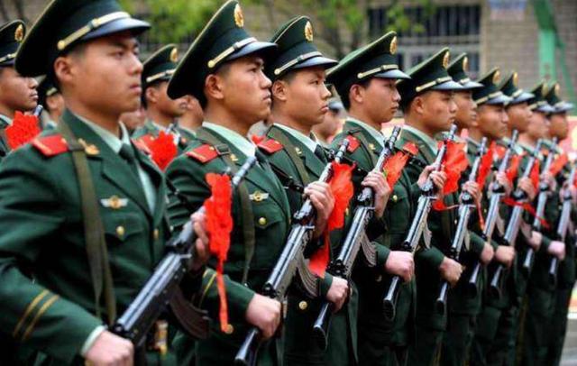 解放军和武警部队文职人员统一配发制式服装
